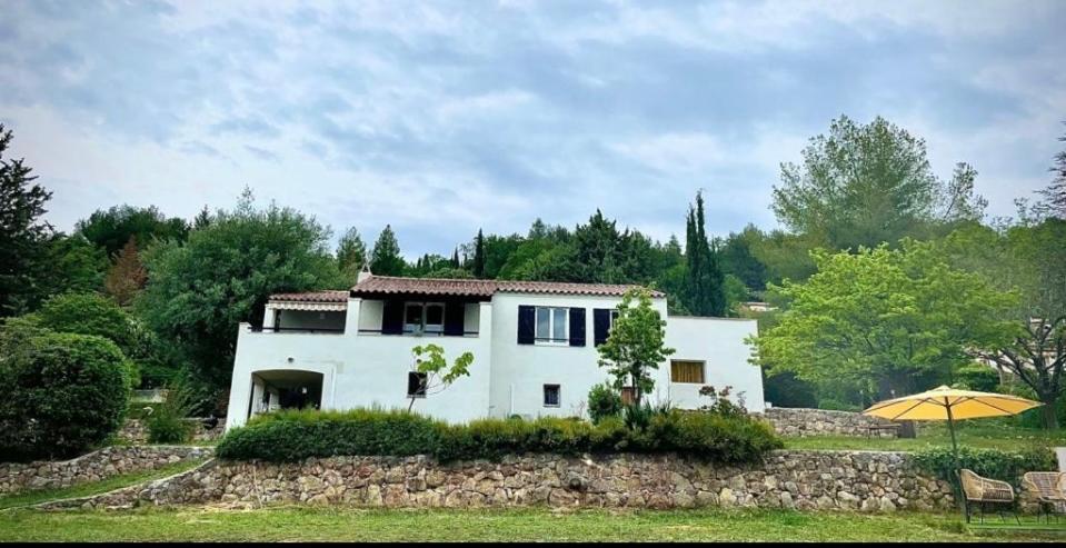 Villa Avec Piscine Au Calme Сейан Екстериор снимка
